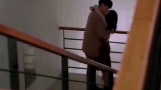 Korean drama kiss scene is super sweet, kissing in the corridor