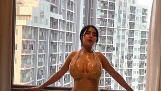 "Cuma dia yang bisa bikin scroll kamu berhenti 🔥"
