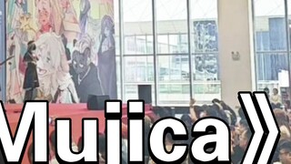 ทำไมมือกลองถึงถอดหน้ากากของทุกคนออกแล้วเล่นเพลง “Ave Mujica” ก่อนการแสดงจะเริ่มต้น?