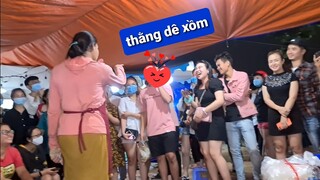 DIVA Cát Thy bị "dê xồm" tại tiệm Bánh tráng trộn