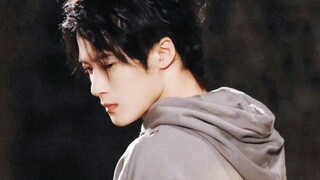 “带 刺 的 玫 瑰 。”