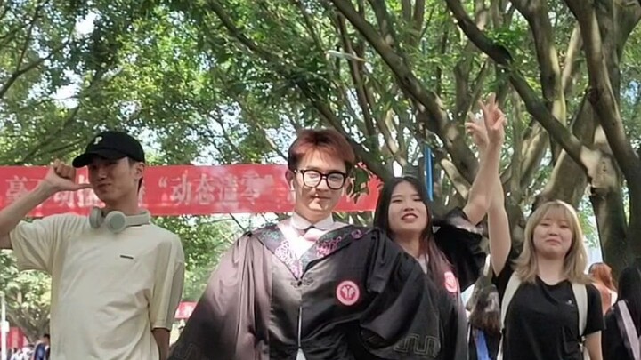在学校街头采访毕业生 他们竟帮脸姐打歌？