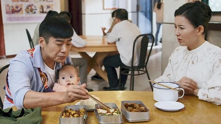 Sang ayah membawa anak-anaknya ke kafetaria untuk makan, bertemu dengan kenalan lama, dan makan ikan