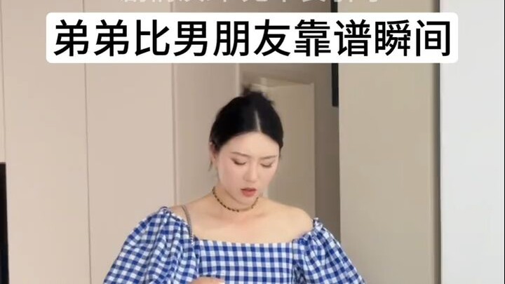 弟弟才不觉得箱子重！