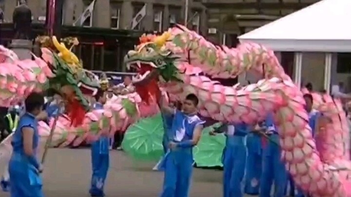 UK: Lotus transforms into dragon and amazes foreigners! Zhejiang Huxing Changxing Baiye Dragon forei