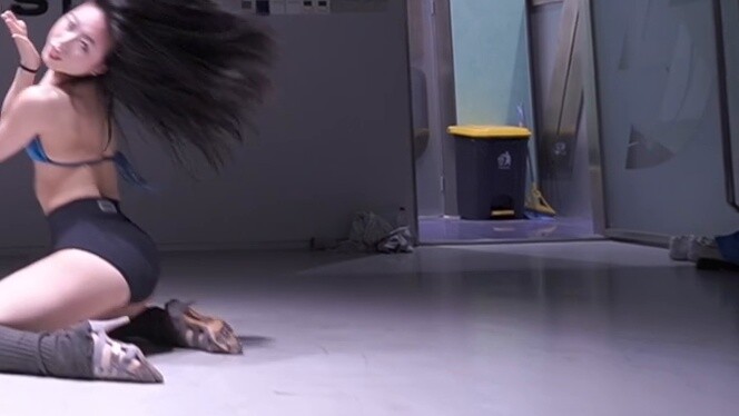 A pure floor choreography with full tension and atmosphere