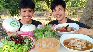 ขนมจีน 3 นํ้ายา กะทิ ยาป่าตีนไก่ นํ้าเงี้ยวกระดูกหมู พร้อมผักหลายอย่าง.