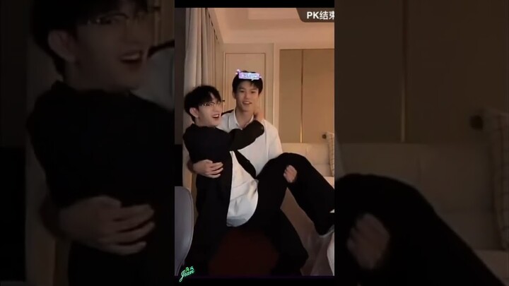 He's carrying his boyfriend in his arms | Chen Lv & Liu Cong #bl #jenvlog #chenlv #liucong - BL Hug