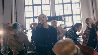 Adikku sangat keren! Gadis Rusia membawakan lagu "THANKS" milik SEVENTEEN di dalam ruangan