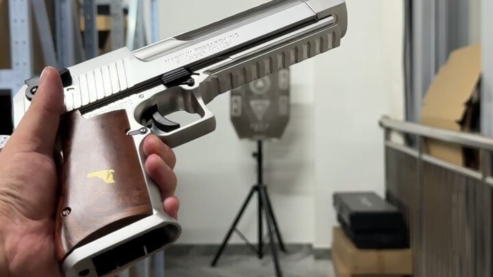Hands-on test of the silver-plated version of the all-cool Desert Eagle!