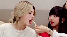 SOMI update makan kentang goreng dengan TWICE!