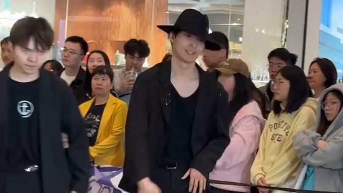 Zhang Yixing's STEP dance cover (roadshow live shot)
