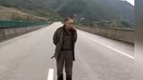 Một ông già đứng trên đường cao tốc với chiếc rìu trên tay khiến nhiều xe ô tô không thể vượt qua! C