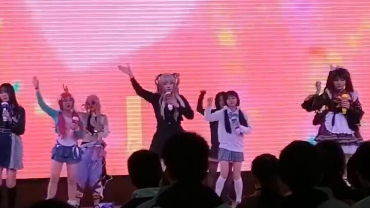 Aku dengar lagu Manaka Lala di sekolah! Bahagia lagi, saudariku.