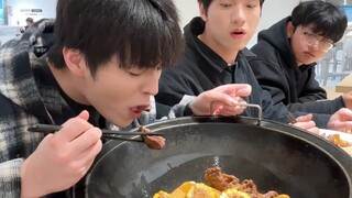 大学生：客气？我装的