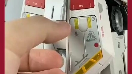 Sosok Gundam ini terlalu detail dan indah! Terlalu keren untuk punya teman!