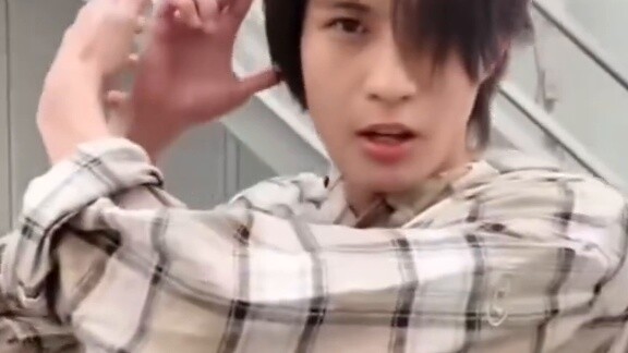 Teman-teman, mundurlah. Saya akan berubah menjadi Kamen Rider dan pamer. Aktor efek khusus berubah d