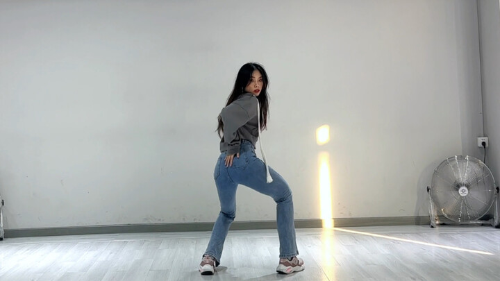 The sun shines so beautifully in the classroom today! [lip&hip] Kim HyunA dance cover | Korean dance