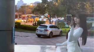 果然人长得漂亮会吸引人注意