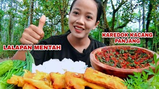 MAKAN KAREDOK KACANG PANJANG GORENGAN TEMPE LALAPAN MENTAH#mukbanglalapan#menundeso#makandikebun