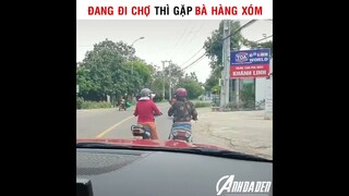 Đang Đi Chợ thì Gặp Bà Hàng Xóm