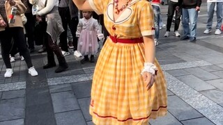 街头偶遇机械舞冠军芭比 可爱漂亮 舞技精湛