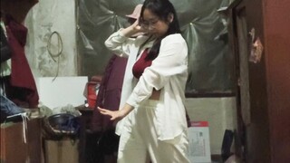 Di ruang terbatas, aku melompat dan mendengar suara