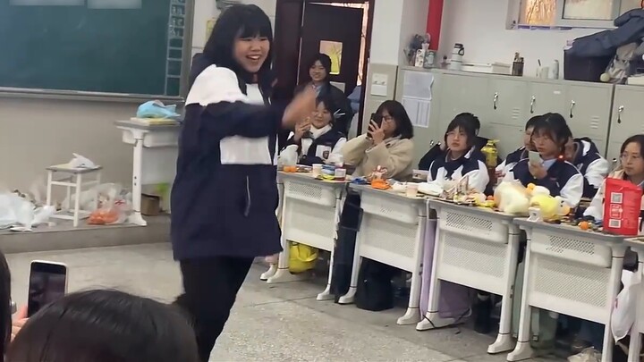 พี่สาวบนชั้น 18 เต้นรำสิบเอ็ดวันปีใหม่ในโรงเรียนมัธยมปีแรก