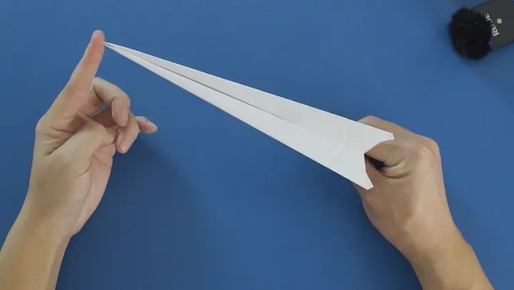 [DIY] Make a paper airplane that can fly dozens of meters