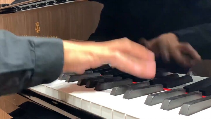 Playing piano pieces, Liszt, Zhong. Over 1000 likes, I play the piano upside down.