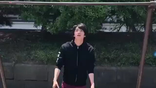 Anda mengira saya Kamen Rider Ex-aid, tapi sebenarnya saya seorang pesenam