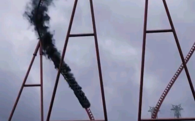 Roller coaster ini menyerap kekuatan angin dan petir serta sangat cepat hingga mengeluarkan asap.