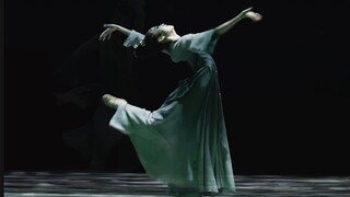 “不是花中偏爱菊，此花开尽更无花”