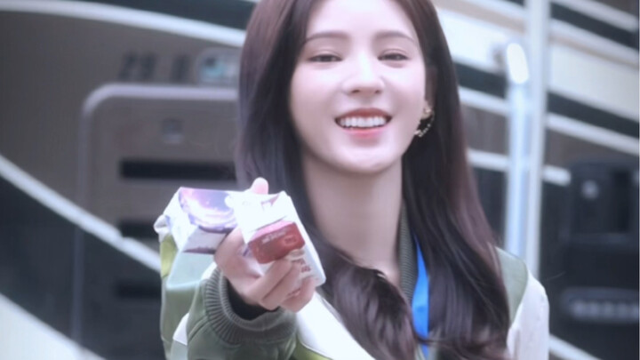 เจ๋งมากที่ Zhang Yuxi แจกน้ำผลไม้ให้แฟนๆ