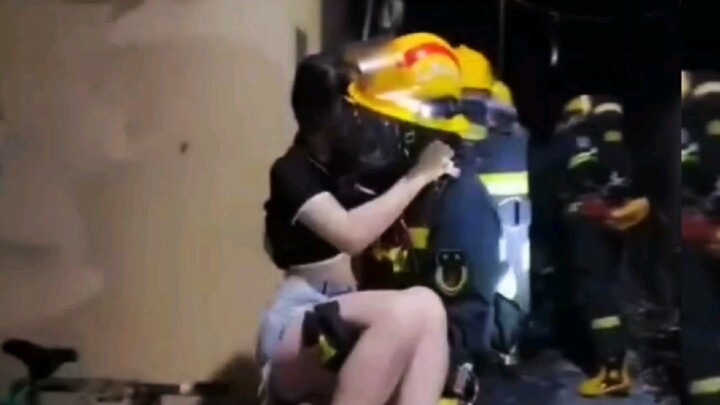 [Momen penyelamatan] Pemadam kebakaran yang menolong tanpa pamrih