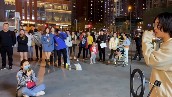 Singing "Preference" on the streets of Chengdu brings back youth as soon as I open my mouth