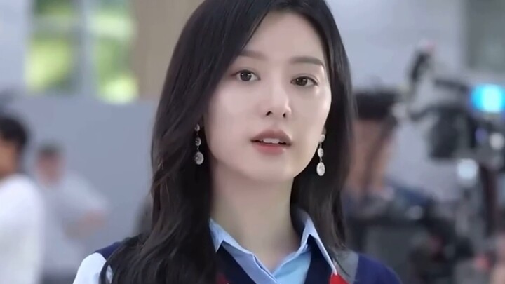 Trêu chọc Kim Ji Won chắc vui lắm, các nhân viên đều cười lớn