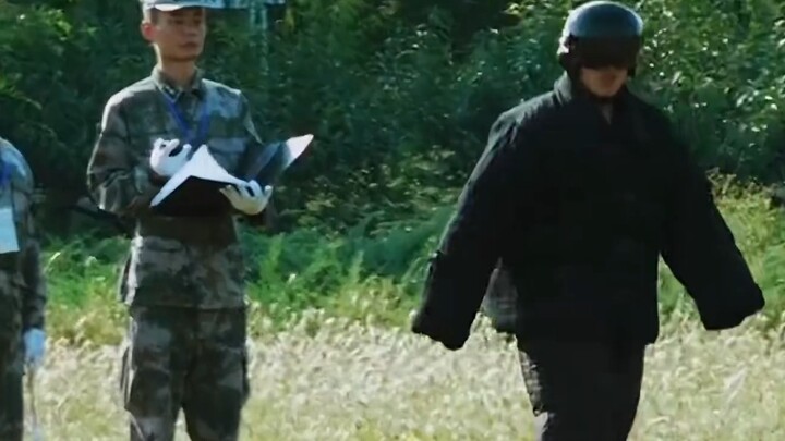 The military dog suddenly lost control and bit the referee, and the dog king turned on the cheating 