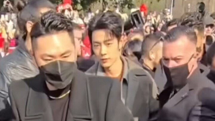 The TODS staff laughed at him and made him rich! "A Zhan, come over here!" A Zhan: "I can't get thro
