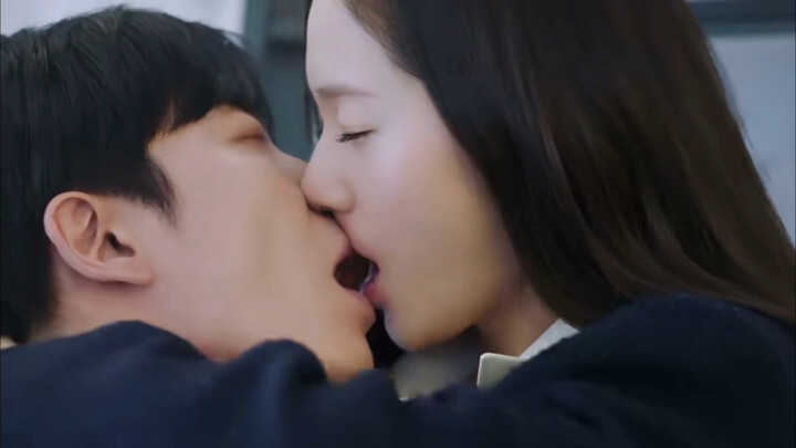 卧槽！嘴巴张得都可以看见小舌头了，最近韩剧吻戏性张力拉满啊！爱了！