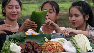 กินส้มตำกับทอดหมูหอมๆ ยามเเลง เเซ่บหลาย