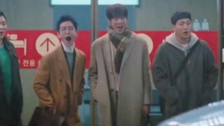 “ซ่งฮวาและลูกน้องที่ไร้ประโยชน์ของเธอ”