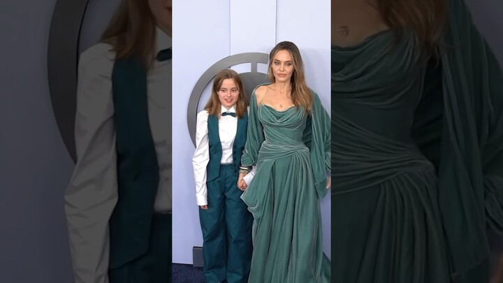 #AngelinaJolie and daughter Vivienne made an award-worthy entrance at the 2024 #Tonys. #shorts