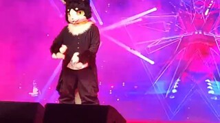When Furuikong gets mad at school and dances on stage ()