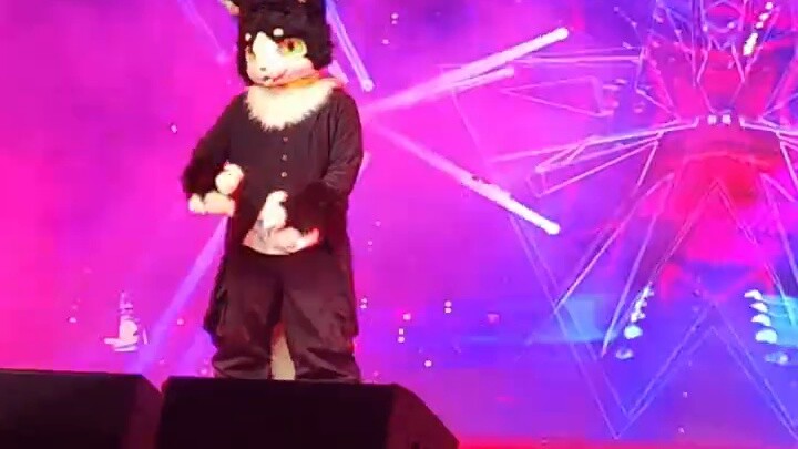 When Furuikong gets mad at school and dances on stage ()