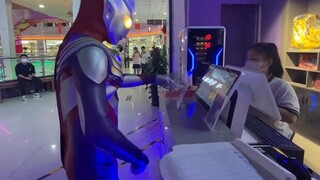 จะเกิดอะไรขึ้นเมื่อ Tiga ไปที่เมืองวิดีโอเกมเพื่อท้าทายเกม Ultraman somatosensory?