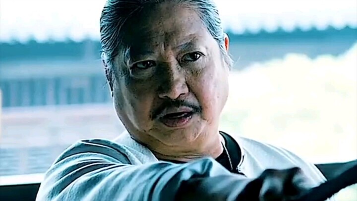 เพื่อที่จะได้เป็นบุตรบุญธรรมของพี่เฮย ชายหนุ่มจึงพยายามอย่างเต็มที่