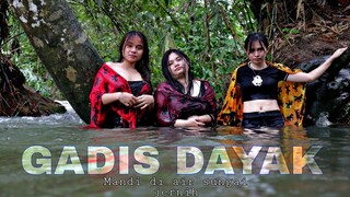 GADIS DAYAK KALIMANTAN mandi di sungai air jernih ❗ selesai hujan deras air sungaipun meluap