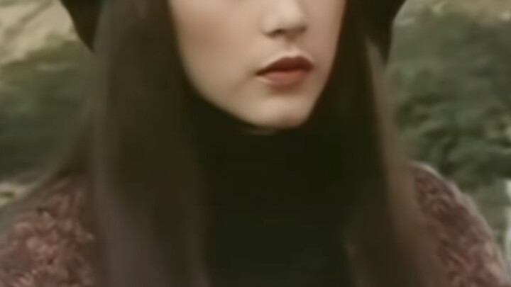 The goddess of beauty has arrived! This is the outfit of the heroine in a movie in the 1970s... It i