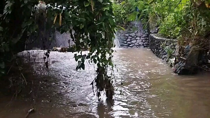 di pedesaan pun sungainya sudah banyak sampah